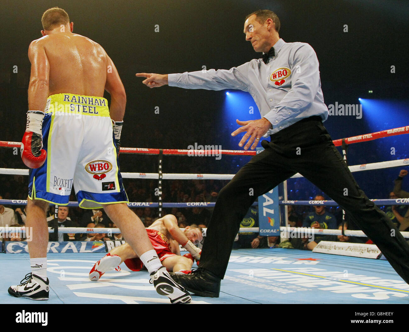 Billy Joe Saunders schlägt Andy Lee während ihres WBO World Middleweight Titelmatches in der Manchester Arena nieder. Stockfoto