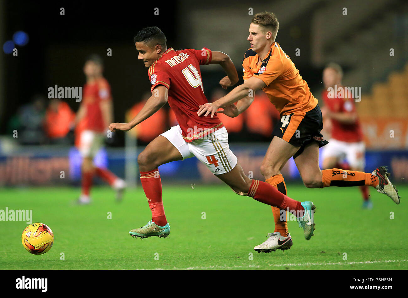 Wolverhampton Wanderers gegen Nottingham Forest - Sky Bet Championship - Molineux. Michael Mancienne von Nottingham Forest und David Edwards von Wolverhampton Wanderers kämpfen um den Ball Stockfoto