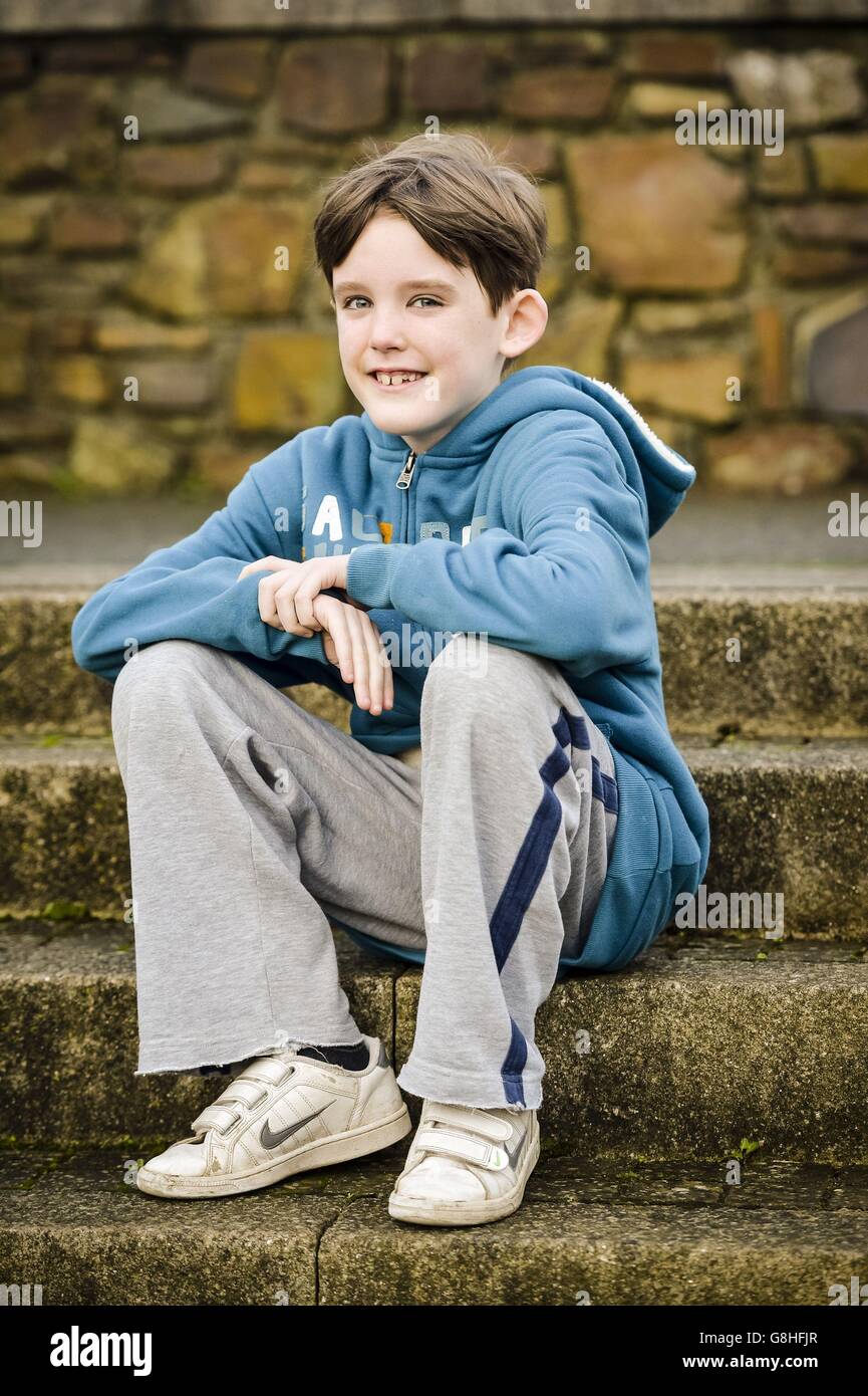 Nathan Crawford posiert für ein Foto in der Nähe seines Hauses in Bude, Cornwall, da der neunjährige mit einem Hirntumor als erster in Großbritannien Hodengewebe eingefroren hat, in der Hoffnung, dass er später im Leben Kinder bekommen kann. Stockfoto