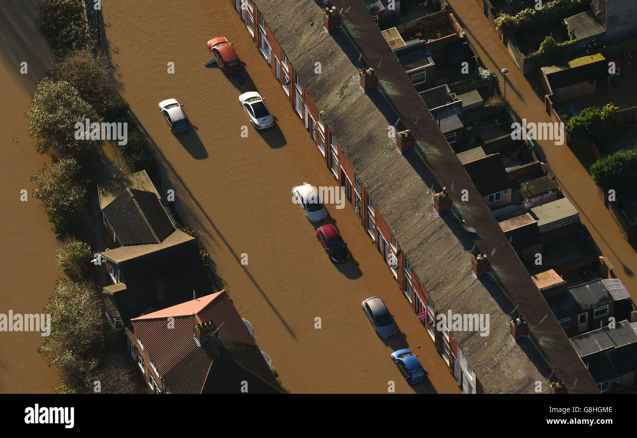 Blick auf die Huntingdon Road und den Yearsley Crescent, der von Flutwasser bedeckt ist, nachdem der Fluss Ouse und der Fluss Foss ihre Ufer im Stadtzentrum von York sprengt. Stockfoto