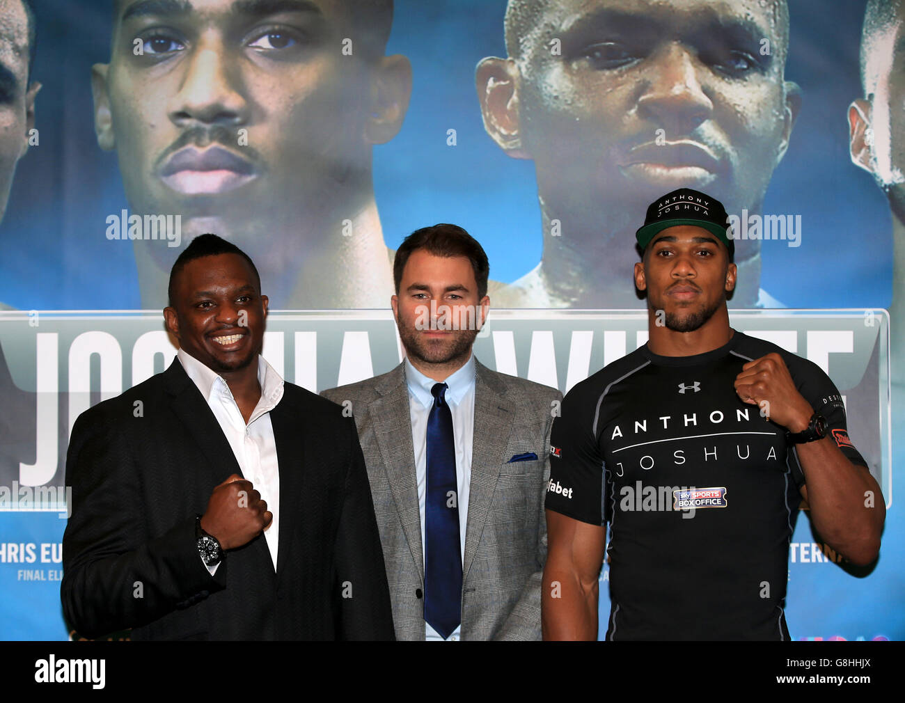 Dillian Whyte und Anthony Joshua (rechts) gehen bei einer Pressekonferenz im Four Seasons Hotel, London, von Kopf zu Kopf. Stockfoto