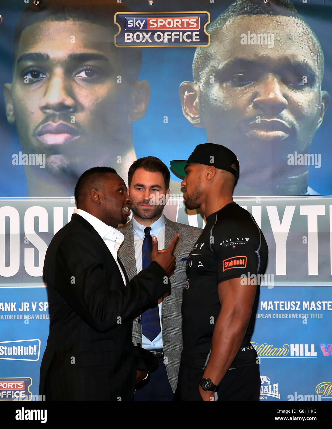 Boxer Dillian Whyte wackelte mit dem Finger, als er während einer Pressekonferenz im Four Seasons Hotel, London, Kopf an Kopf mit Anthony Joshua (rechts) geht. DRÜCKEN SIE VERBANDSFOTO. Bilddatum: Donnerstag, 10. Dezember 2015. Siehe PA Story BOXING London. Das Foto sollte lauten: Nick Potts/PA Wire Stockfoto