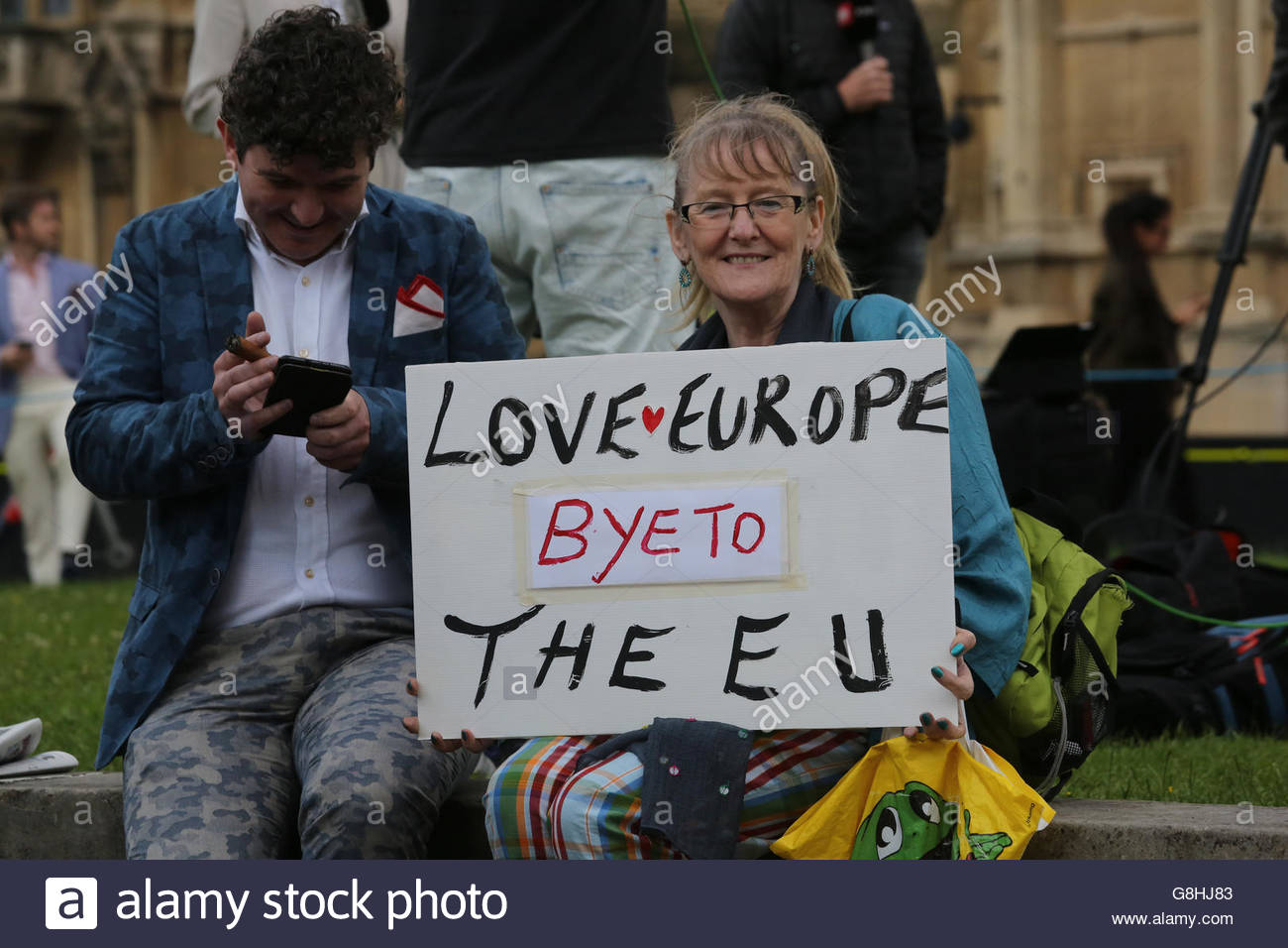 Eine Frau hält ein Schild in Westminster nach dem EU-Ergebnis Stockfoto