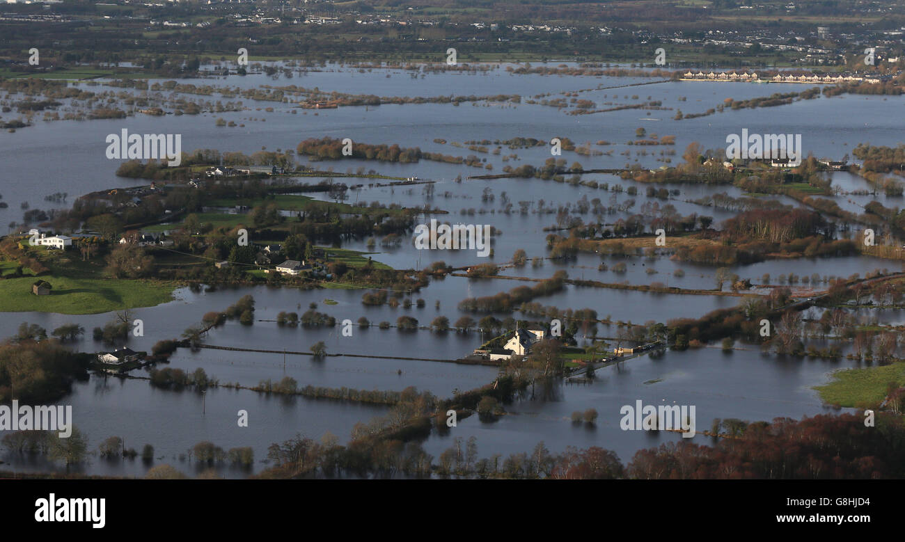 Überflutete Felder und Straßen in der Nähe von Athlone, Co Westmeath Da die Gewässer entlang des Flusses Shannon voraussichtlich die schweren Hochwasserpegel überschreiten werden, werden bis zu 80 mm Regen vorhergesagt, die bereits verwüsteten Landkreise dieses Wochenende treffen werden. Stockfoto