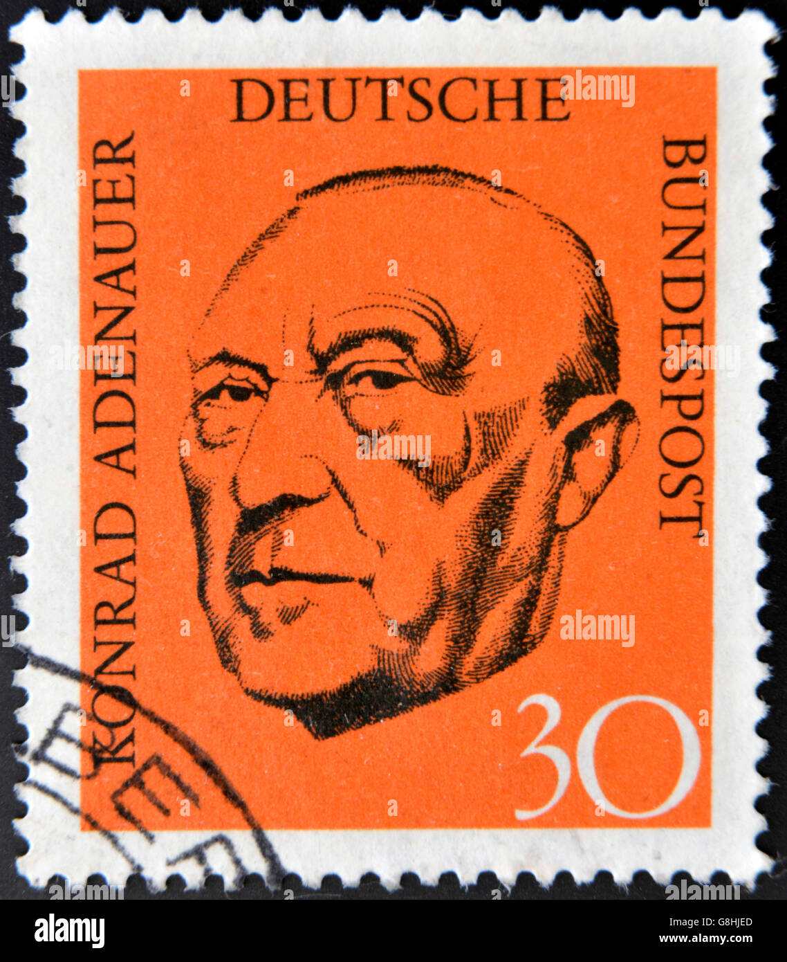 Deutschland - ca. 1968: Eine Briefmarke gedruckt in der Bundesrepublik Deutschland zeigen Bundeskanzler Konrad Adenauer, ca. 1968 Stockfoto
