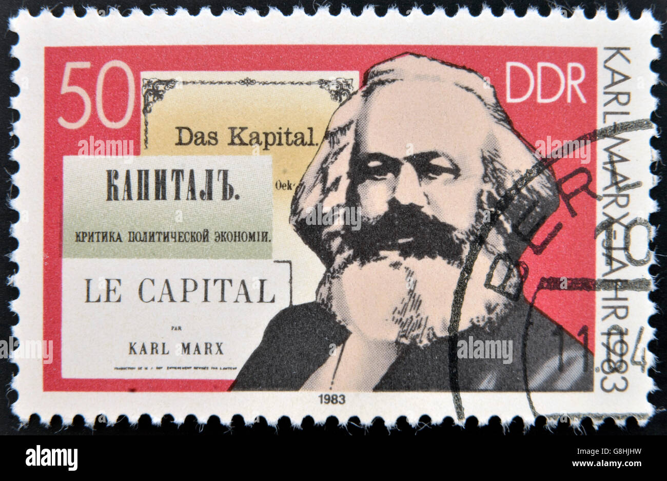 Deutschland - ca. 1983: Eine Briefmarke gedruckt in der ehemaligen DDR zeigt Karl Marx und das Buch "Kapital", ca. 1983 Stockfoto