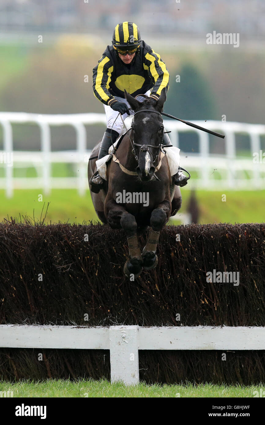 George Nympton geritten von will Featherstone in Aktion während der Clipston Handicap Chase Stockfoto