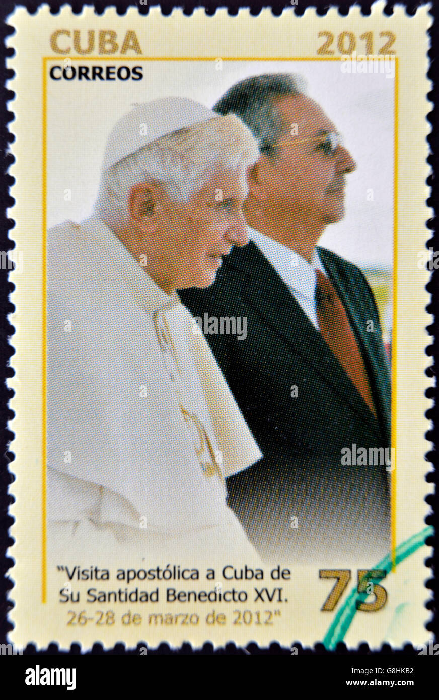 Kuba - ca. 2012: Eine Briefmarke gedruckt in Kuba zeigt Raul Castro und Papst Benedict XVI, ca. 2012 Stockfoto