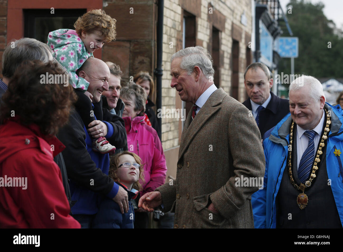 Der Prinz von Wales besucht Bewohner und Unternehmen auf der Bridge Street in Appleby-in-Westmorland, Cumbria, wo Schäden während der Überschwemmungen Anfang des Monats aufgetreten sind. Stockfoto