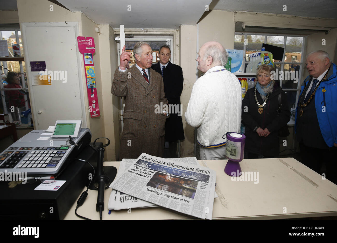 Der Prinz von Wales besucht Bewohner und Unternehmen auf der Bridge Street in Appleby-in-Westmorland, Cumbria, wo Schäden während der Überschwemmungen Anfang des Monats aufgetreten sind. Stockfoto