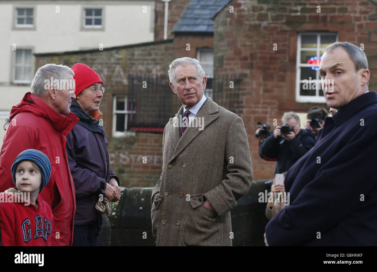 Der Prinz von Wales besucht Bewohner und Unternehmen auf der Bridge Street in Appleby-in-Westmorland, Cumbria, wo Schäden während der Überschwemmungen Anfang des Monats aufgetreten sind. Stockfoto