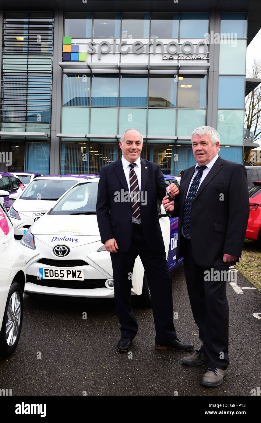 James Claydon, links, und Chris Howell, Spicerhaart Fleet Manager, rechts, bei der Übergabe der neuen Toyota Fleet Cars an Spicerhaart in Colchester, Essex. DRÜCKEN Sie VERBANDSFOTO. Bilddatum: Montag, 21. Dezember 2015. Stockfoto