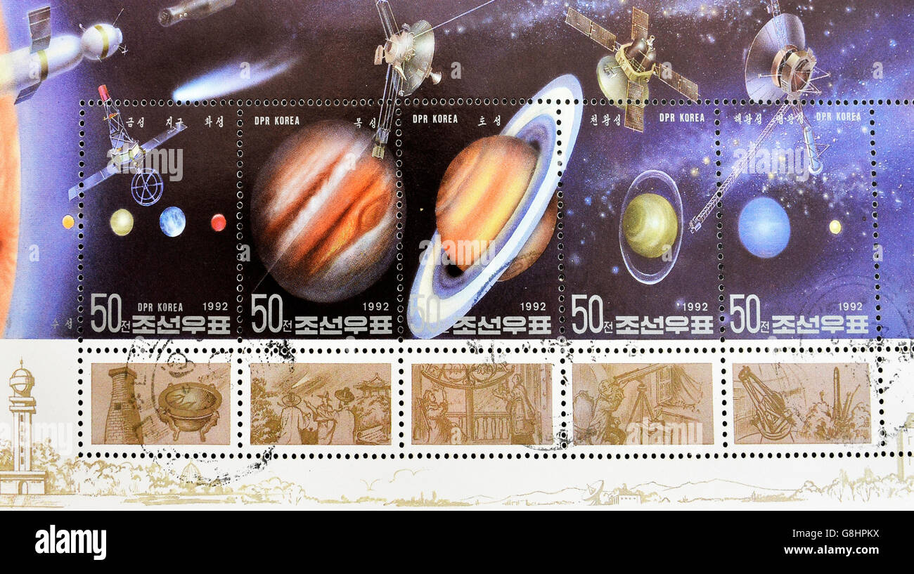 Nordkorea - ca. 1992: Eine Briefmarke gedruckt in Nordkorea zeigt verschiedene Bilder des Weltraums mit Satelliten und Planeten, Serie, Stockfoto