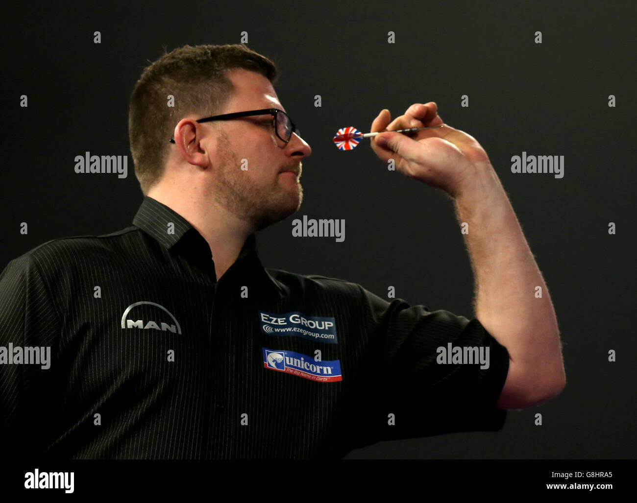 James Wade im Einsatz gegen John Michael am fünften Tag der William Hill PDC Weltmeisterschaft im Alexandra Palace, London. DRÜCKEN SIE VERBANDSFOTO. Bilddatum: Montag, 21. Dezember 2015. Siehe PA Story DARTWELT. Bildnachweis sollte lauten: Simon Cooper/PA Wire. Die Nutzung unterliegt Einschränkungen. Keine kommerzielle Nutzung. Stockfoto