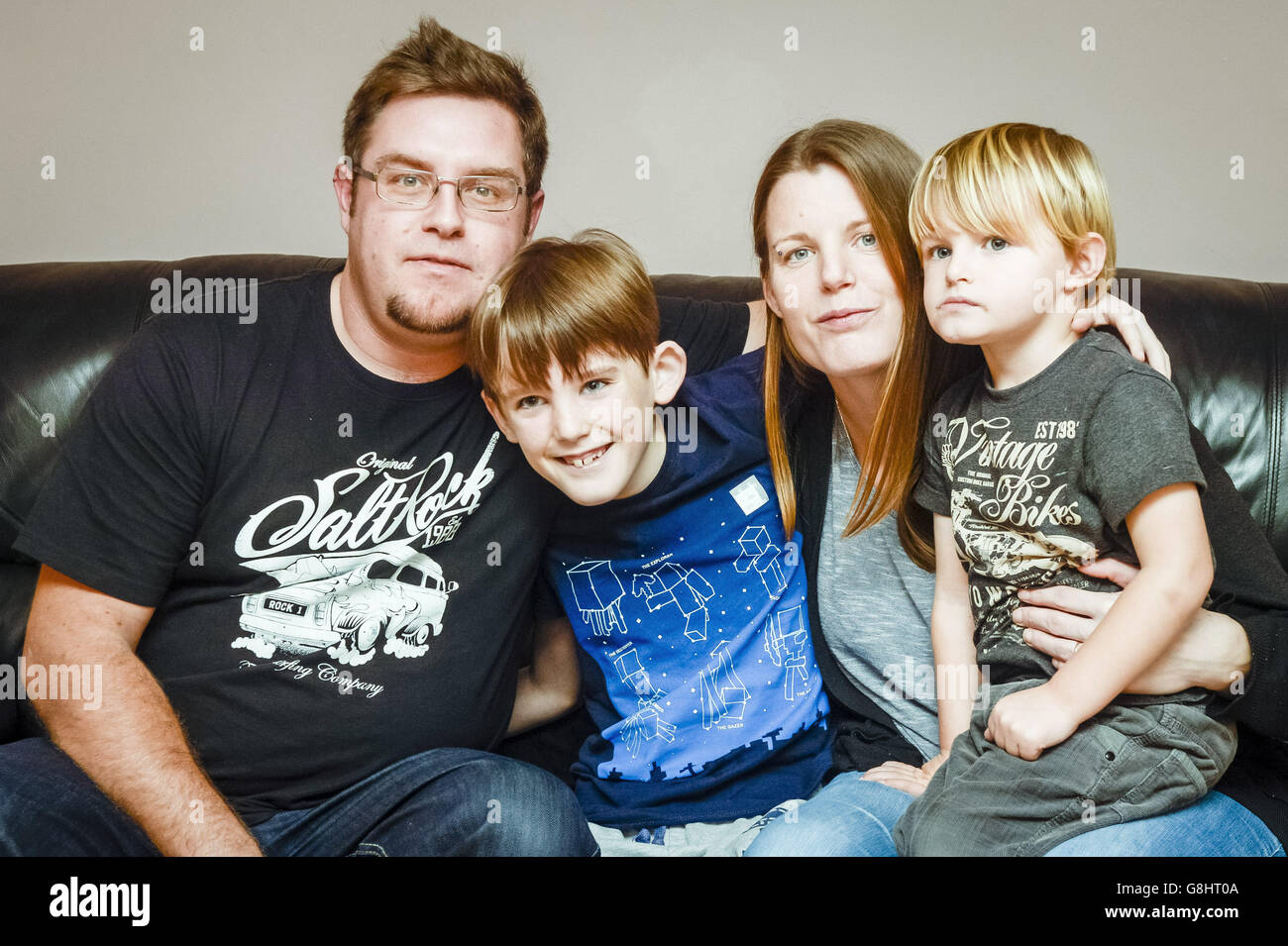 Nathan Crawford, 9, zweiter links, mit seinem jüngeren Bruder Ned Alison, Mutter Donna Hunt und Stiefvater Jonathan Alison in ihrem Haus in Bude, Cornwall. Der neunjährige mit einem Hirntumor ist der erste in Großbritannien, der Hodengewebe eingefroren hat, in der Hoffnung, dass er später im Leben Kinder bekommen kann. Stockfoto