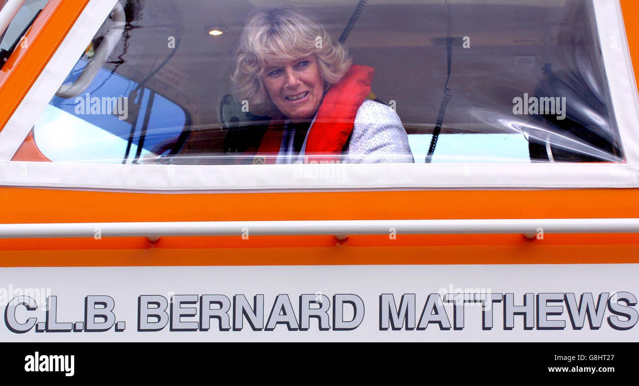 Die Herzogin von Cornwall an Bord des Caister Lifeboat The Bernard Matthews 2, nachdem die Herzogin und der Prinz von Wales das Schiff an der Caister Lifeboat Station gestartet hatten. Stockfoto