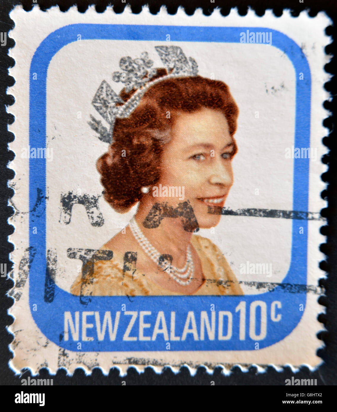 Neuseeland - CIRCA 1970: Ein verwendet First Class Briefmarke gedruckt in Neuseeland zeigt Porträt von Queen Elizabeth, ca. 197 Stockfoto