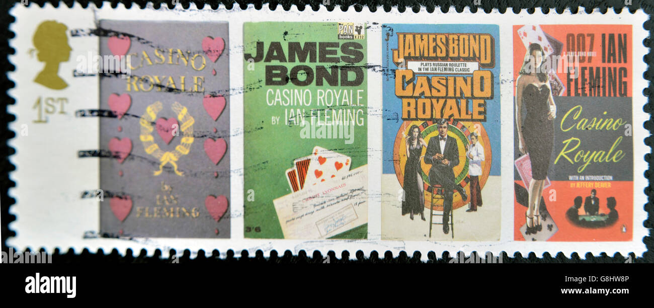 UK - ca. 1995: Briefmarke gedruckt in UK mit James Bond Agent 007 der Ian Fleming, Casino Royale, ca. 1995 Stockfoto