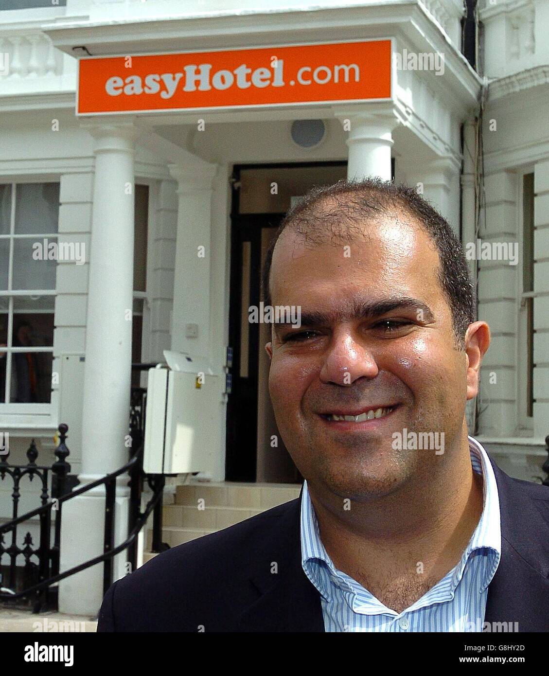 EasyJet-Gründer Stelios Hji-Ioannou vor seinem ersten schnörkellosen easyHotel in London. Stockfoto