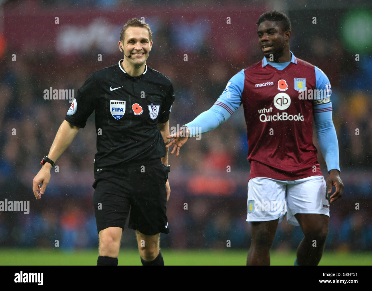 Schiedsrichter Craig Pawson mit Micah Richards von Aston Villa Stockfoto