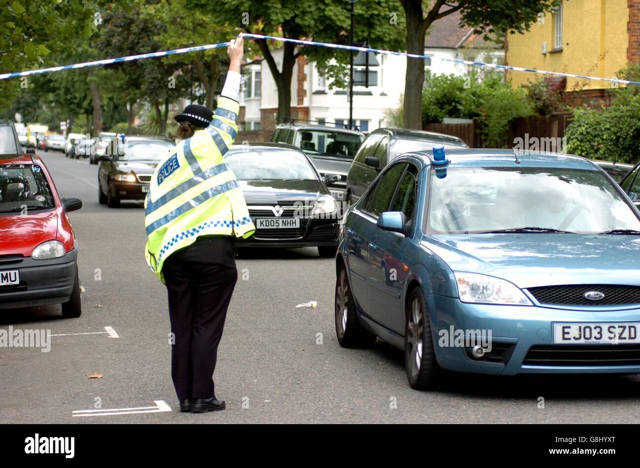 Polizeifahrzeuge fahren entlang der Dalgarno Gardens, in der Nähe von dem Ort, an dem die Polizei ein Haus auf dem Peabody Estate westlich von Ladbroke Grove durchsucht hatte. Die Polizei wurde auch zur Hausdurchsuchung in der Nähe der Basing Street und der Tavistock Road in Notting Hill geschickt, wo die Polizei letzte Woche im Zusammenhang mit den fehlgeschlagenen Bombenversuchen in London Festnahmen verhaftete. Stockfoto