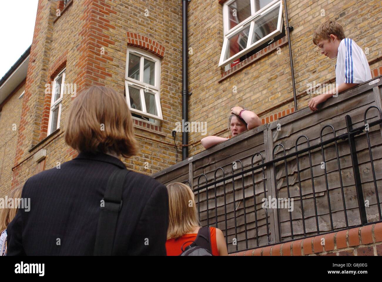 Journalisten sprechen mit Anwohnern entlang des Dalgarno Way, in der Nähe des Wohnhauses auf dem Peabody Estate, westlich von Ladbroke Grove. Stockfoto