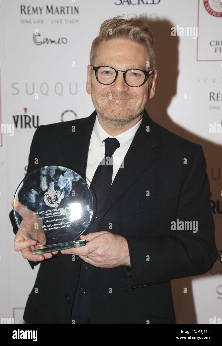Sir Kenneth Branagh zeigt seinen Dilys Powell Award für hervorragende Filmqualität bei den London Critics' Circle Film Awards im May Fair Hotel im Zentrum von London. Stockfoto