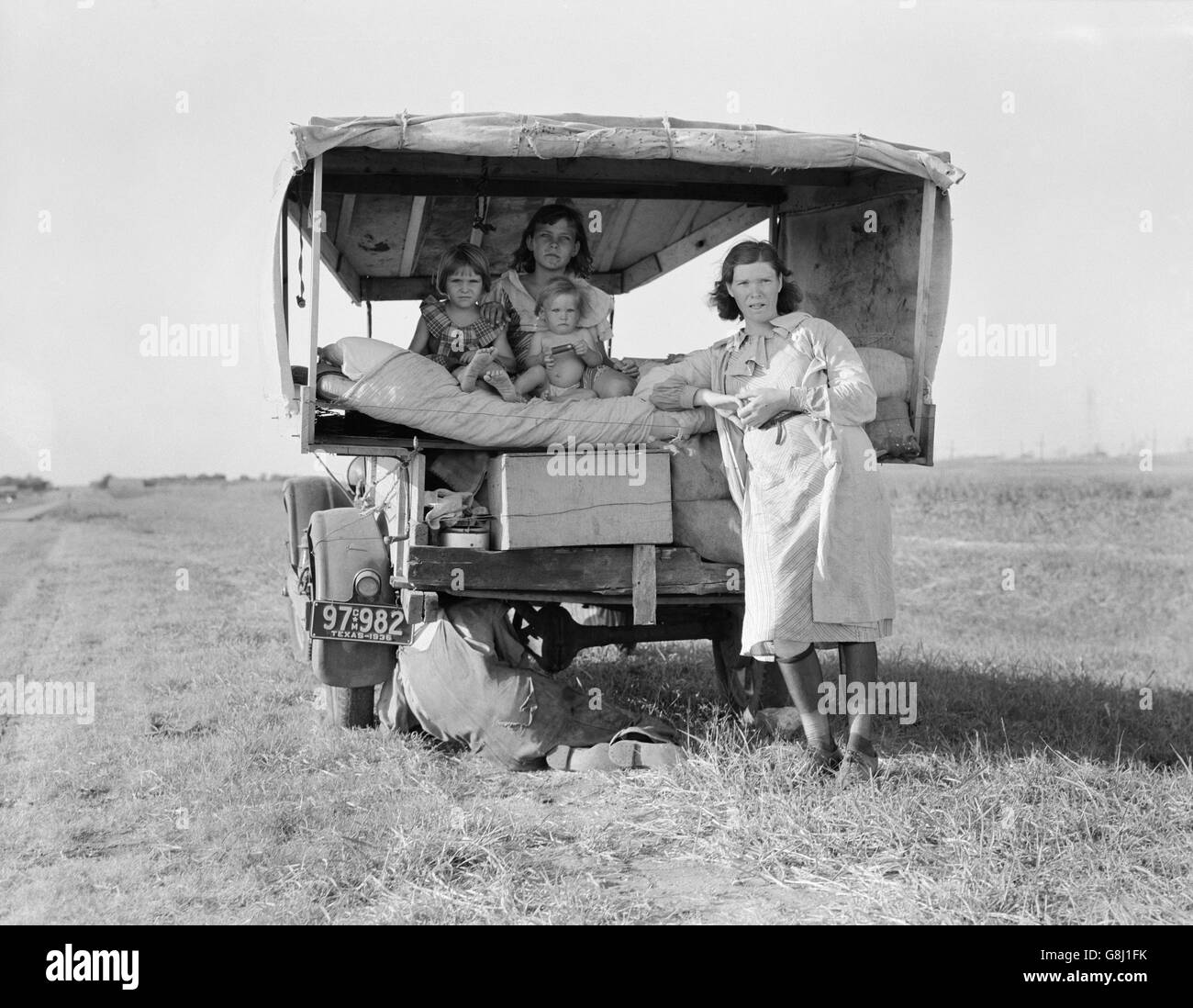 Migrantenfamilie nach Arkansas Delta für Arbeit auf Baumwollfeldern, mit flachen Reifen, Texas, USA, Dorothea Lange für Farm Security Administration, August 1936 Stockfoto