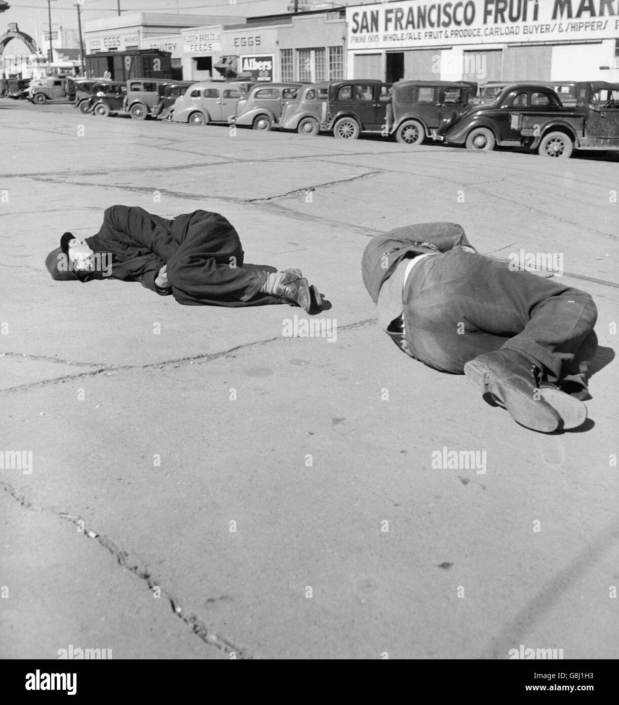 Zwei Männer schlafen auf Bürgersteig "Skid Row", Howard Street, San Francisco, Kalifornien, USA, Dorothea Lange für Farm Security Administration, Februar 1937 Stockfoto