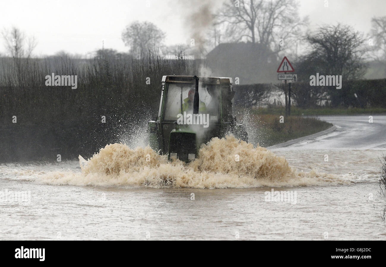 Ein Traktor fährt durch Hochwasser in der Nähe des Dorfes Dalton in