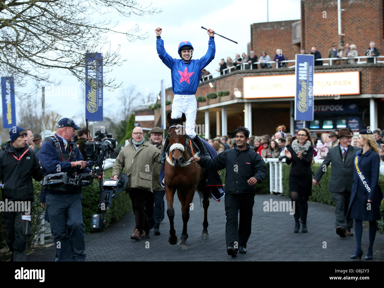 Paddy Brennan feiert auf Cue Card, nachdem sie am ersten Tag des William Hill Winter Festivals auf der Kempton Park Racecourse in Middlesex die William Hill King George VI Steeple Chase gewonnen haben. DRÜCKEN SIE VERBANDSFOTO. Bilddatum: Samstag, 26. Dezember 2015. Siehe PA Story RACING Kempton. Bildnachweis sollte lauten: Simon Cooper /PA Wire Stockfoto