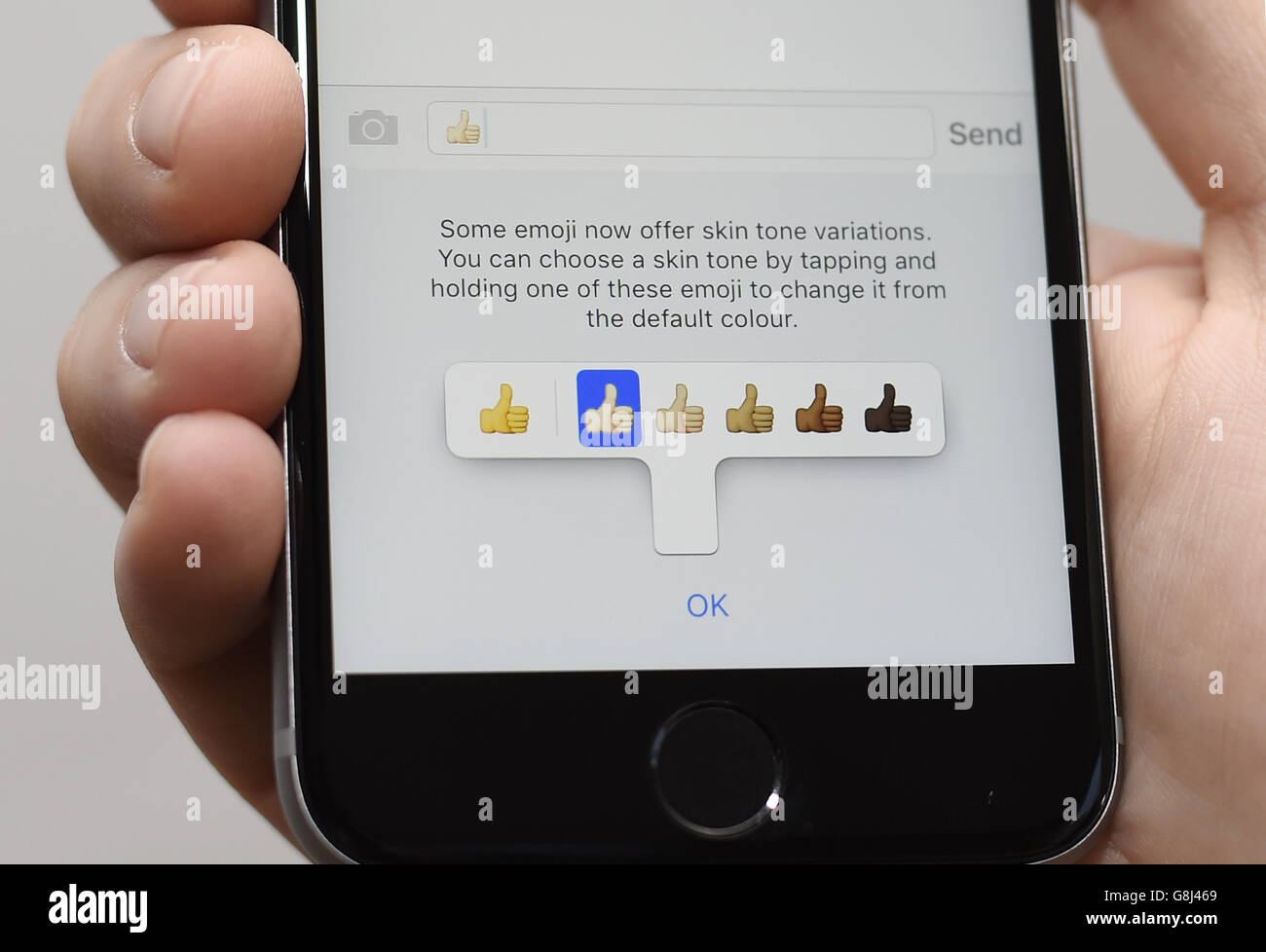 Ein generisches Stock-Foto von Emojis auf einem Apple iPhone 6s. Stockfoto