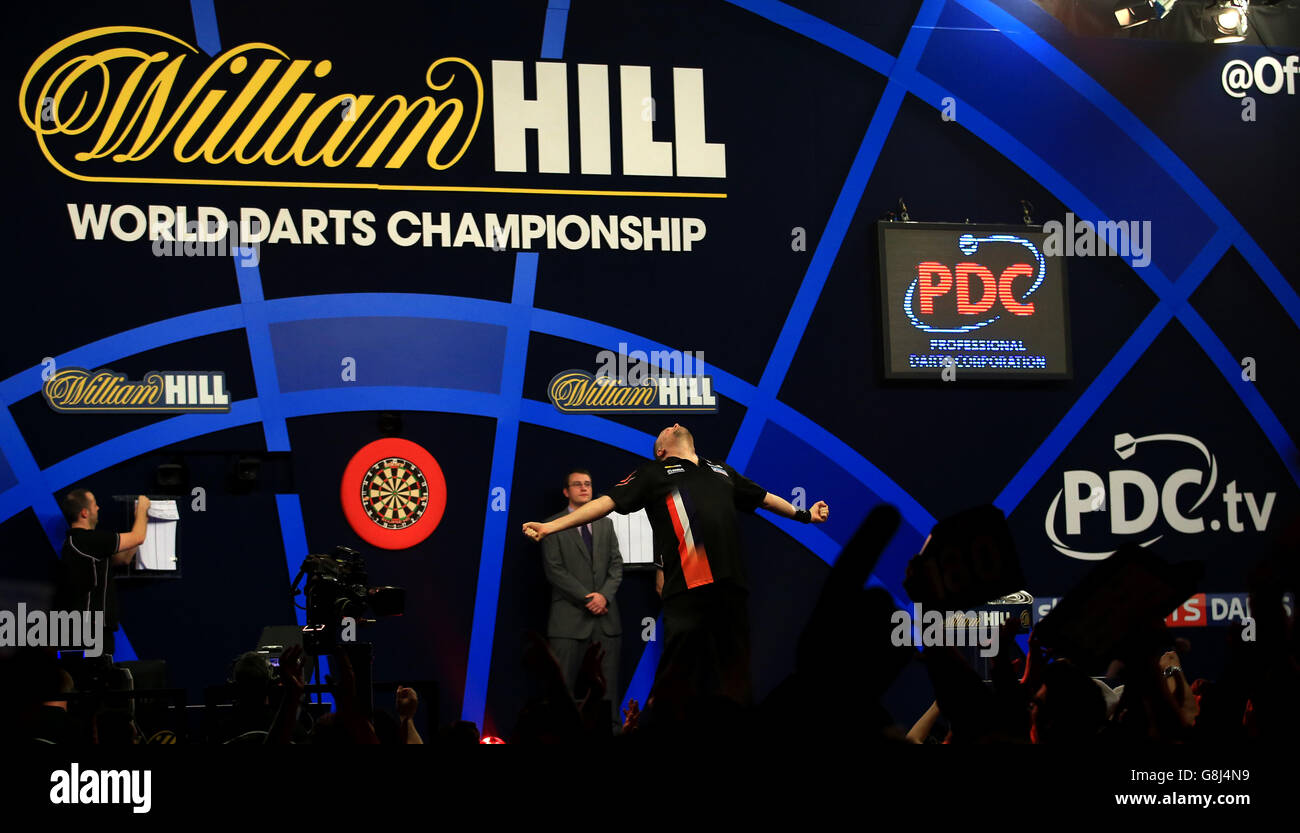 Raymond van Barneveld feiert den Sieg über Michael van Gerwen am 11. Tag der William Hill PDC Weltmeisterschaft im Alexandra Palace, London. Stockfoto