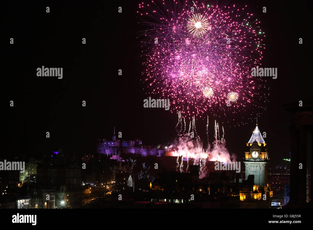 Feuerwerk erleuchten den Himmel, während die Hogmanay Silvester in Edinburgh. Stockfoto
