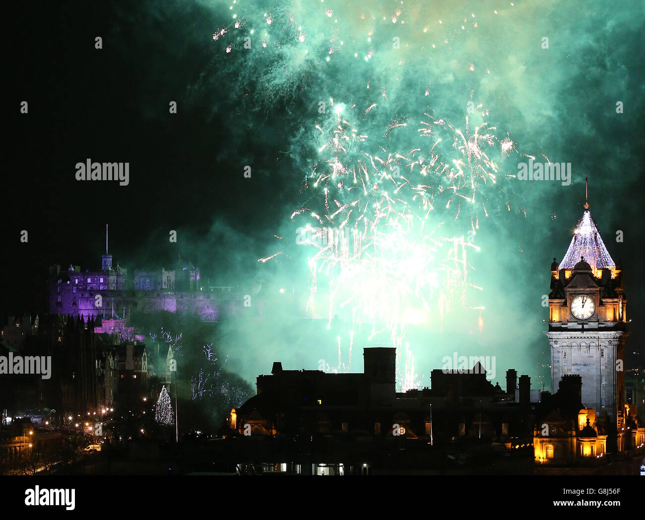 Feuerwerk erleuchten den Himmel, während die Hogmanay Silvester in Edinburgh. Stockfoto