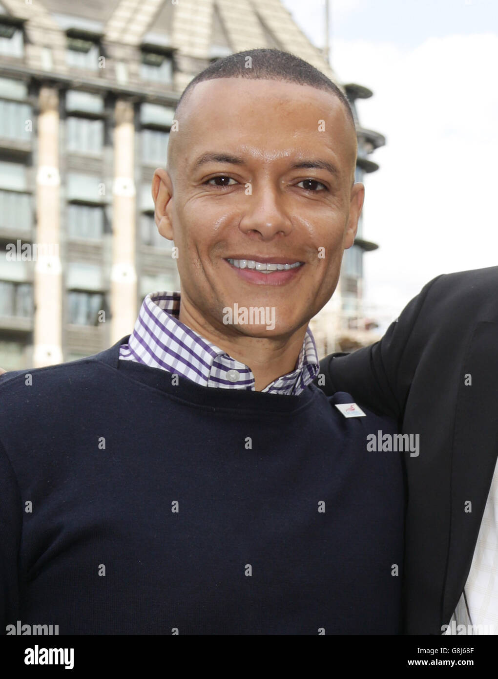 Clive Lewis, Abgeordneter für Norwich South, mit Daniel Zeichner, Abgeordneter für Cambridge, nachdem er mit seinen neu gewählten Labour-Kollegen in Westminster, im Zentrum von London, an einer Fotoannahme teilgenommen hatte. Stockfoto