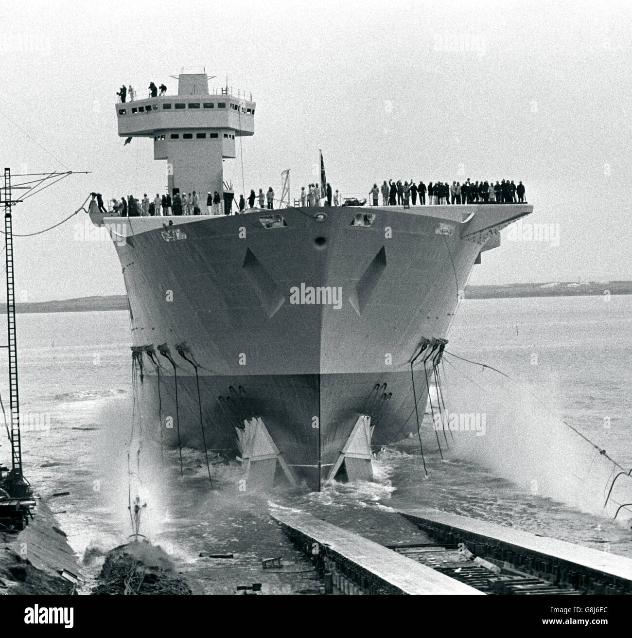 Der Invincible, der erste Anti-U-Boot-Kriegsmarine-Kreuzer der Royal Navy, der nach dem Namen der Königin ins Wasser eindringt. Stockfoto