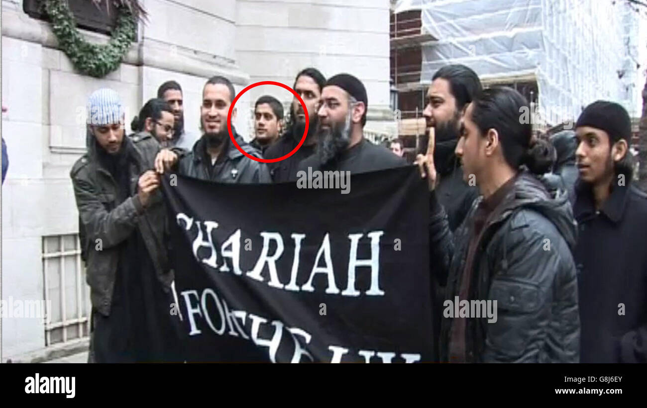 Filebild vom 12/1/2010 von Abu Rumaysah (beringt, fünfter links), ehemals bekannt als Siddhartha Dhar, dessen Schwester gesagt hat, dass sie ihn selbst töten wird, wenn er in den Aufnahmen, die den Mord an fünf Geiseln zeigen, als maskierter Kämpfer aufgedeckt wird. Stockfoto