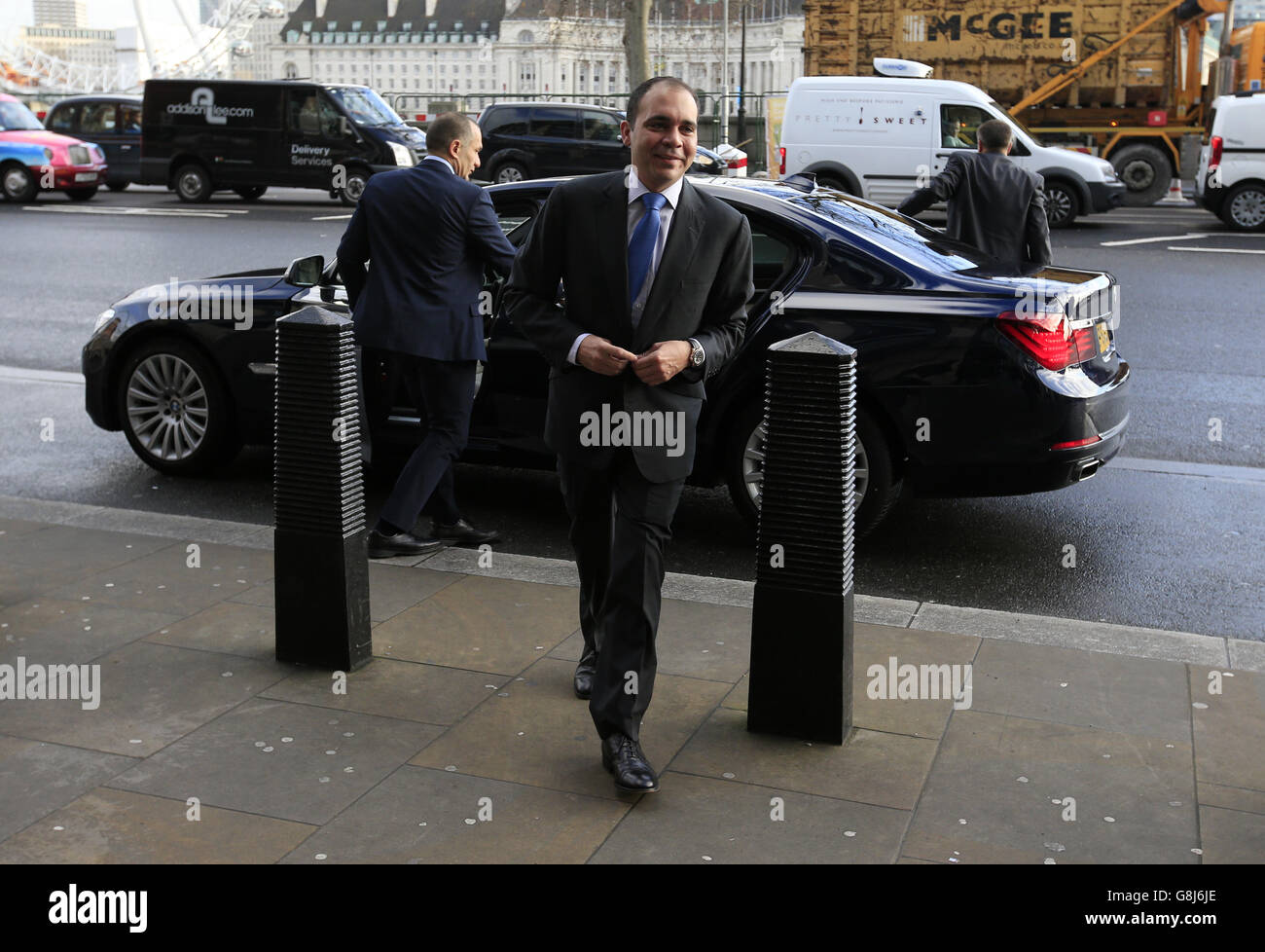 Der Präsidentschaftskandidat der FIFA, Prinz Ali bin Al Hussein, trifft im Londoner Portcullis House ein. Stockfoto