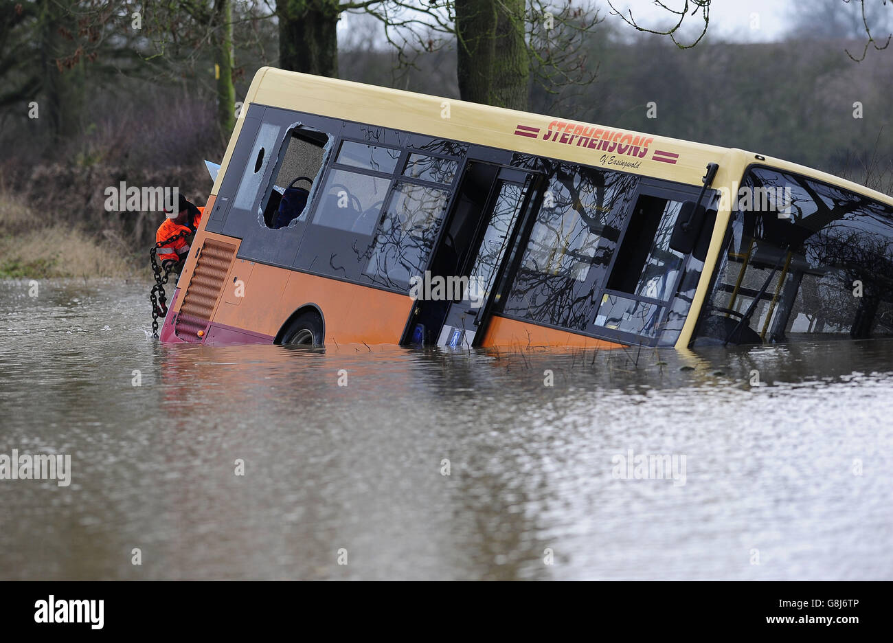 Ein Bus fegte von der Straße durch Flutwasser zwischen Newton-on-Ouse und Tollerton, nördlich von York. Stockfoto
