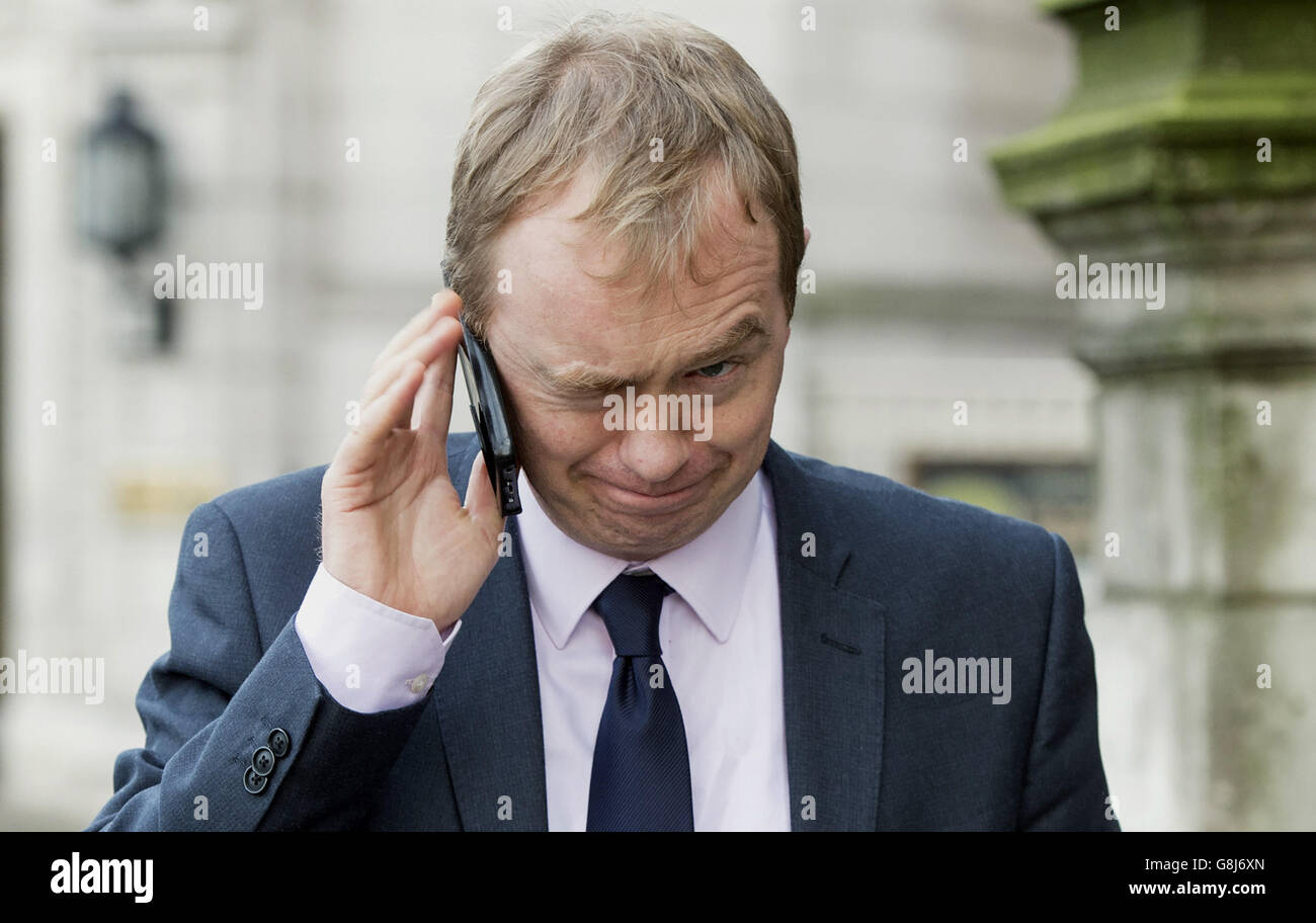 Der liberale Demokrat Tim Farron spricht auf einem Mobiltelefon in Westminster, London, nachdem er gesagt hatte, seine Partei sei bereit, mit desillusionierten Labour-Abgeordneten über die Möglichkeit zu sprechen, eine neue „progressive Alternative“ zu bilden, um sich gegen die Konservativen im Parlament zu stellen. Stockfoto