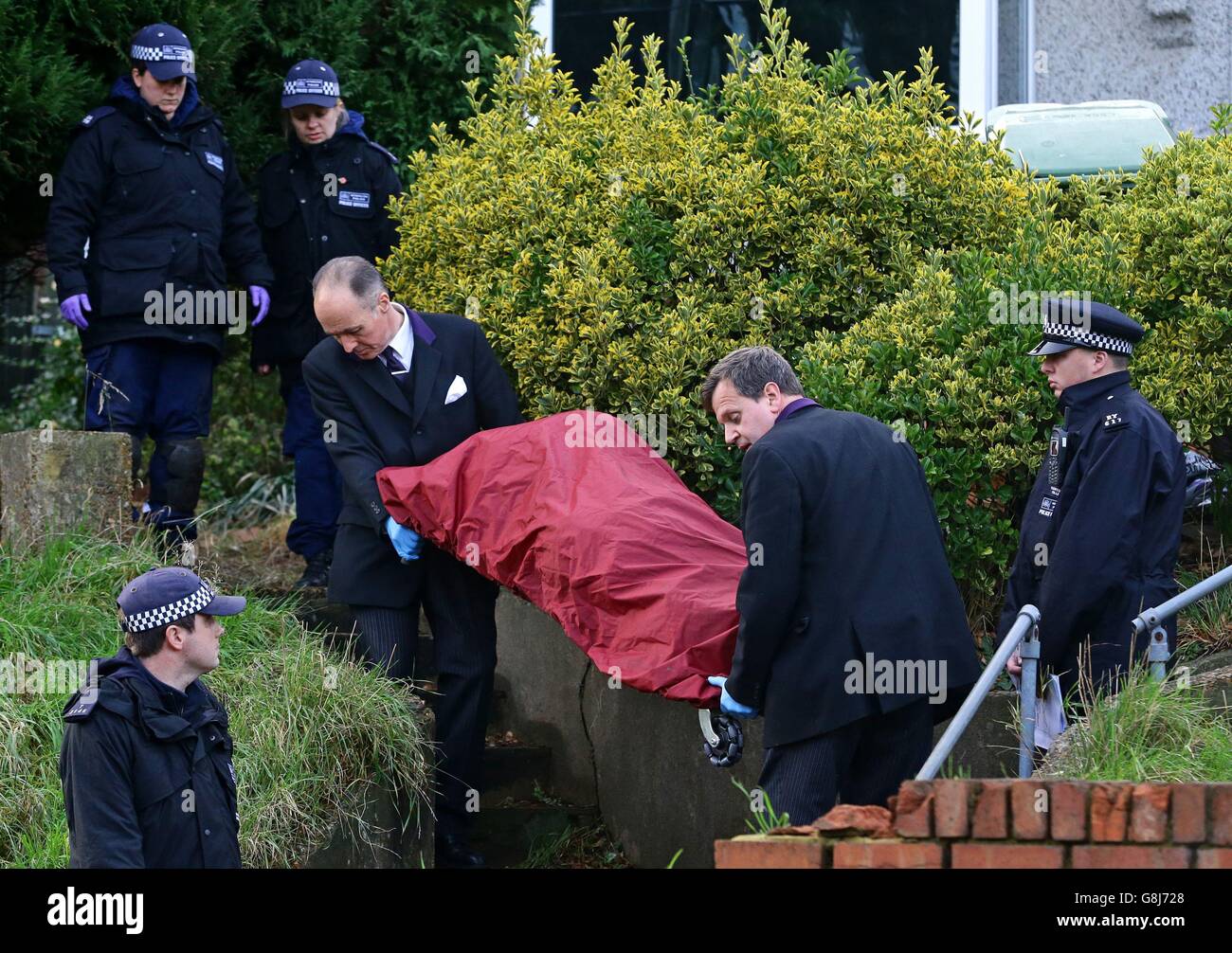 Aus einem Haus in Erith, Kent, wird eine Leiche entfernt, die von der Polizei in Bezug auf die vermisste ehemalige EastEnders Schauspielerin Sian Blake durchsucht wird. Stockfoto