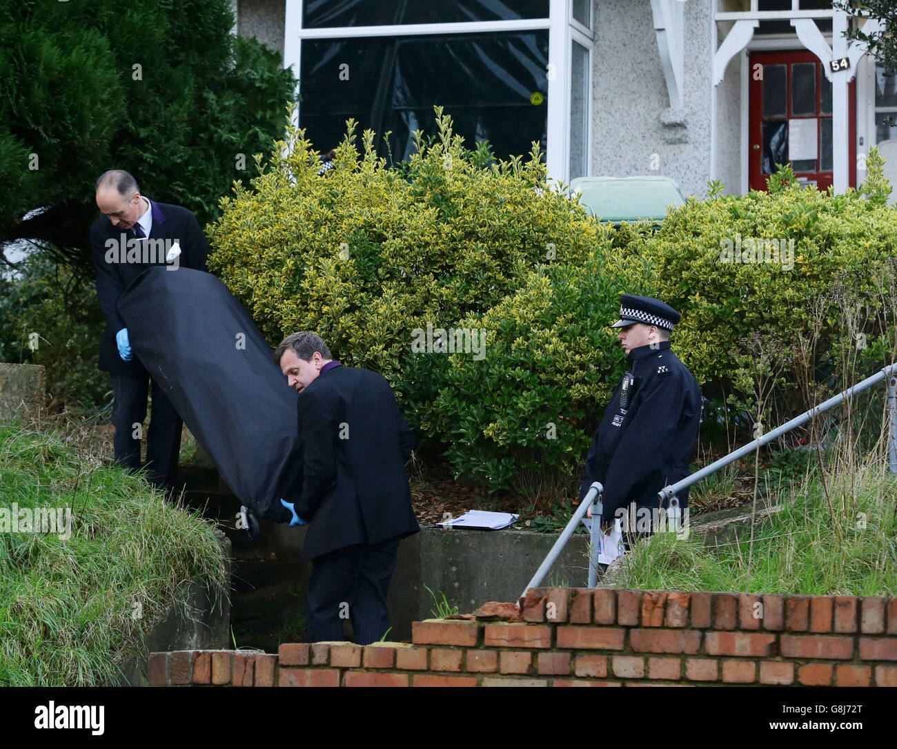 Aus einem Haus in Erith, Kent, wird eine Leiche entfernt, die von der Polizei in Bezug auf die vermisste ehemalige EastEnders Schauspielerin Sian Blake durchsucht wird. Stockfoto