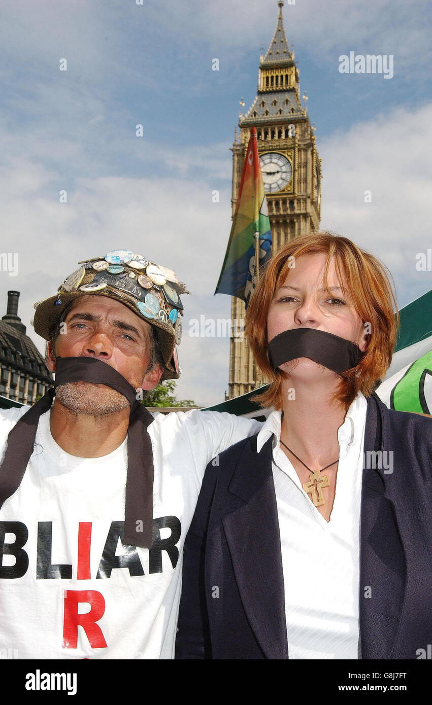 Der Anti-Kriegs-Demonstrator Brian Haw und Lauren Booth, Halbschwester der Frau Cherie des Premierministers. Die Polizei nahm heute mindestens drei Verhaftungen unter Antikriegsaktivisten vor, die eine Demonstration gegen eine neue Ausschlusszone inszenierten, um Proteste gegenüber dem Parlament zu verbieten. Stockfoto