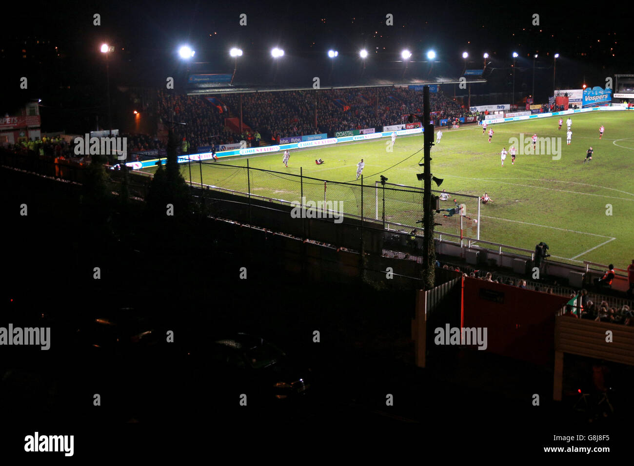 Tom Nichols (Obscured) von Exeter City erzielt sein erstes Tor des Spiels während des Emirates FA Cup, drittes Spiel im St James Park, Exeter. Stockfoto