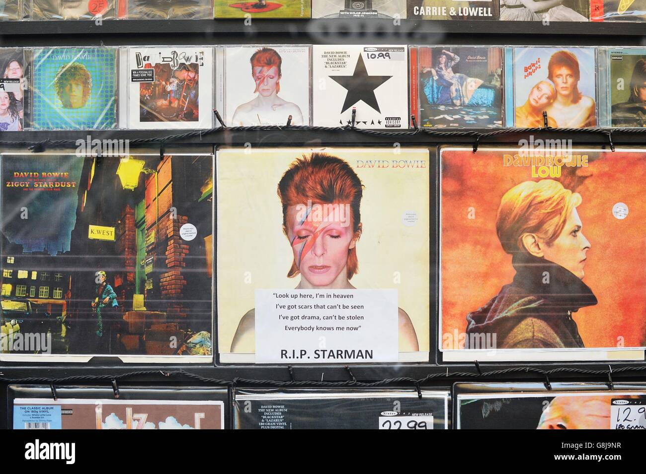 David Bowie hat im Fenster von Sister Ray Records in Soho Alben veröffentlicht, nachdem der Rockstar nach einem 18-monatigen Kampf gegen Krebs verstarb. Stockfoto