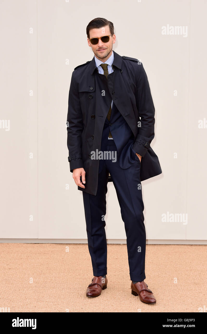 Johannes Huebl nimmt an der Burberry Prorsum Menswear Herbst Winter 2016 Fashion Show Teil, die in Kensington Gardens, Kensington Gore, London, stattfindet. DRÜCKEN SIE VERBANDSFOTO. Bilddatum: 11. Januar 2015. Siehe PA Story CONSUMER Fashion. Das Foto sollte lauten: Ian West/PA Wire Stockfoto