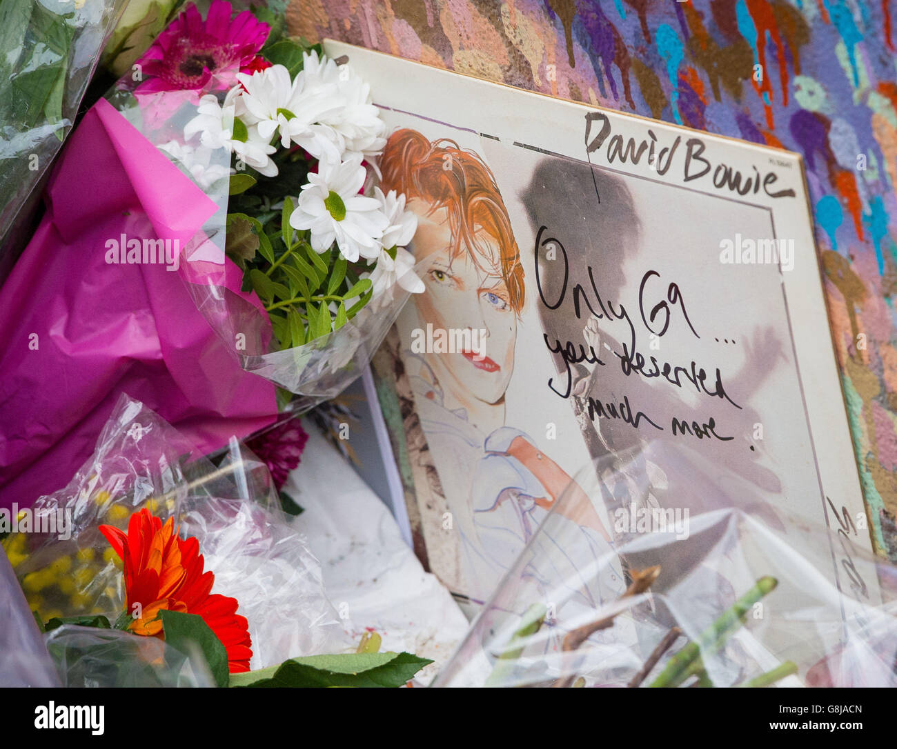 Ehrungen, die nach der gestrigen Bekanntgabe dieses Todes an einem Wandgemälde des Musikers David Bowie in Brixton im Süden Londons hinterlassen wurden. Stockfoto