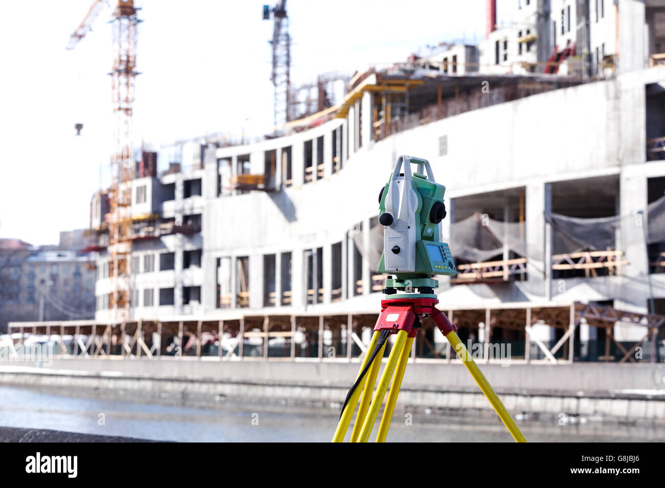 Tachymeter (Landvermessung Instrument) auf Stativ montiert Stockfoto