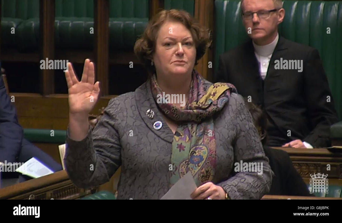 Die SNP-Abgeordnete Philippa Whitford grüßt im Londoner Unterhaus während einer Weltraumdebatte vulkanisches. Stockfoto